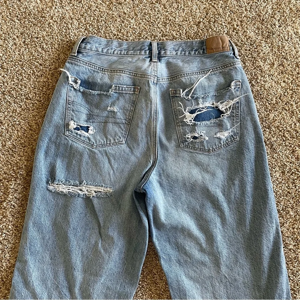 American Eagle Relaxed Mom Jeans Women’s 6 Long Blue Light Wash Tapered Ripped - Picture 8 of 16